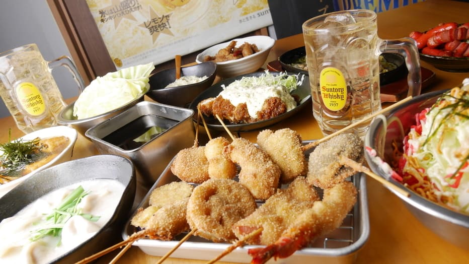 串揚げとハイボールを囲む宴会テーブル