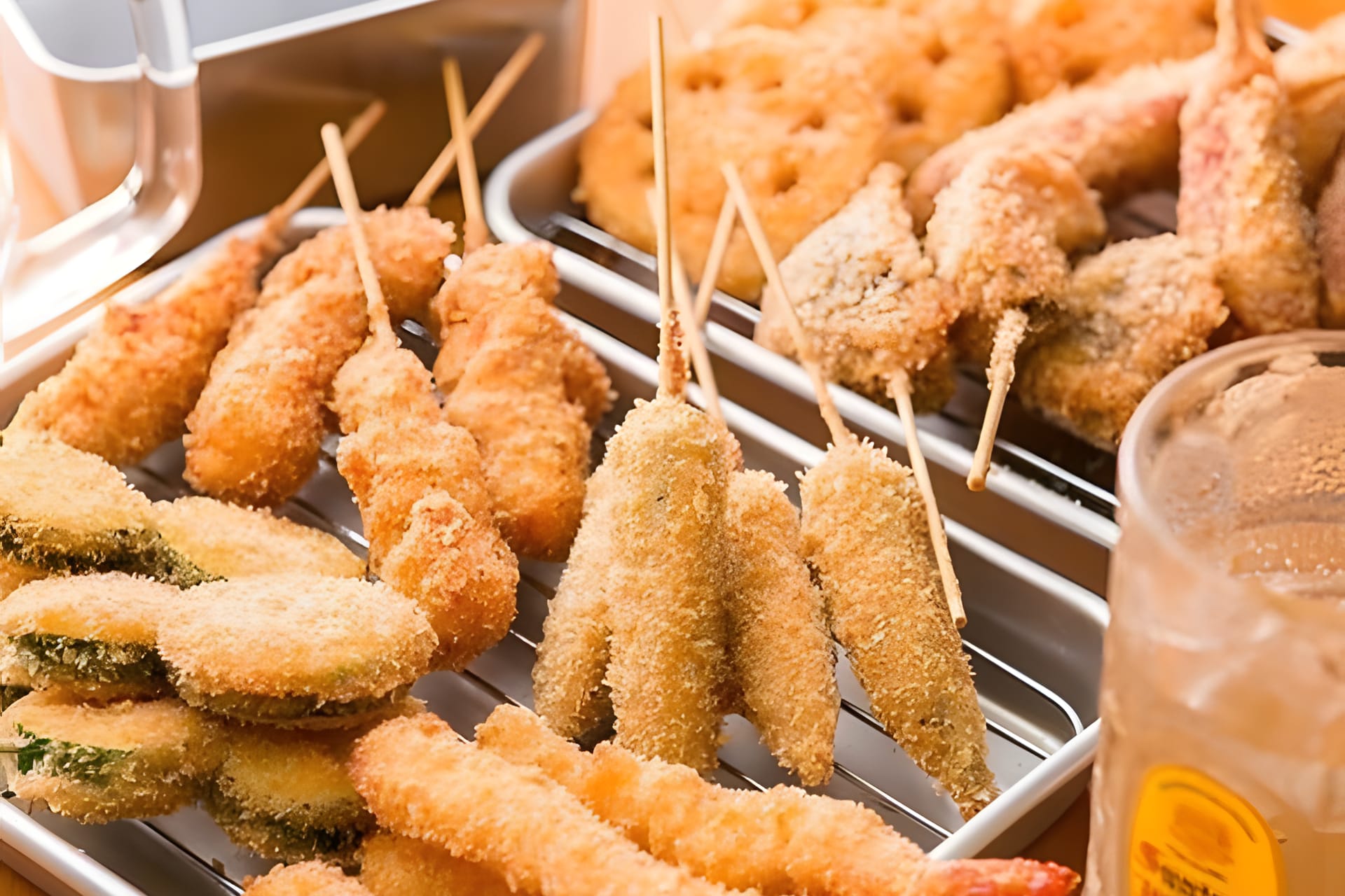 揚げたてサクサクの串揚げ盛り合わせと超炭酸ハイボール