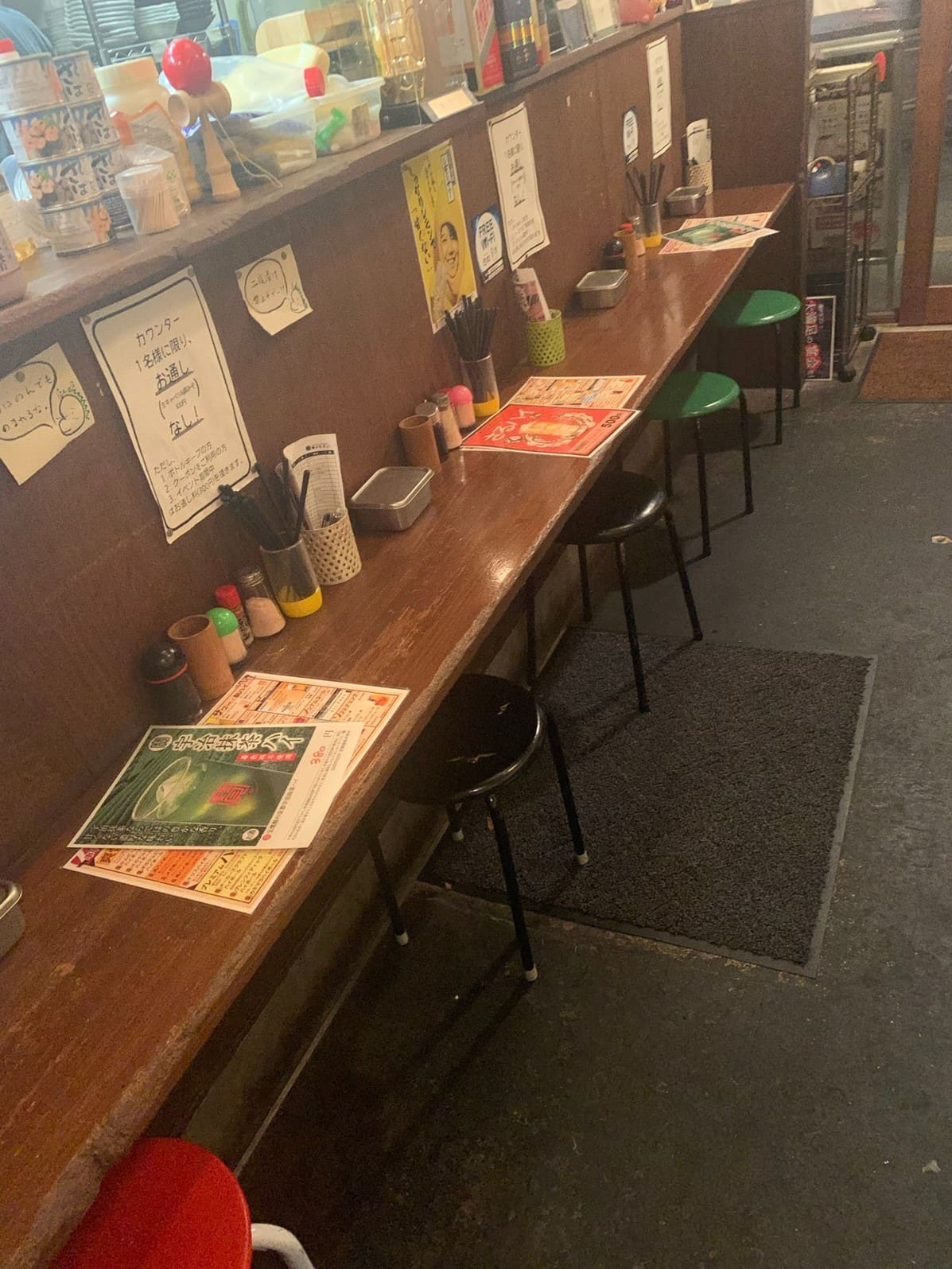 サク飲みにちょうどいいカウンター席